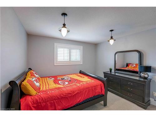 6557 Mary Drive, Niagara Falls, ON - Indoor Photo Showing Bedroom