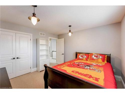 6557 Mary Drive, Niagara Falls, ON - Indoor Photo Showing Bedroom