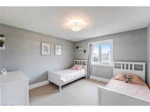 6557 Mary Drive, Niagara Falls, ON - Indoor Photo Showing Bedroom