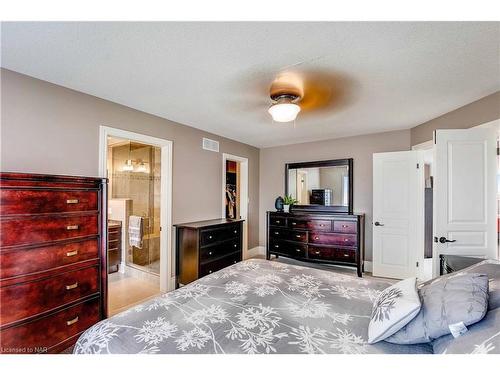 6557 Mary Drive, Niagara Falls, ON - Indoor Photo Showing Bedroom