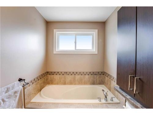 6557 Mary Drive, Niagara Falls, ON - Indoor Photo Showing Bathroom