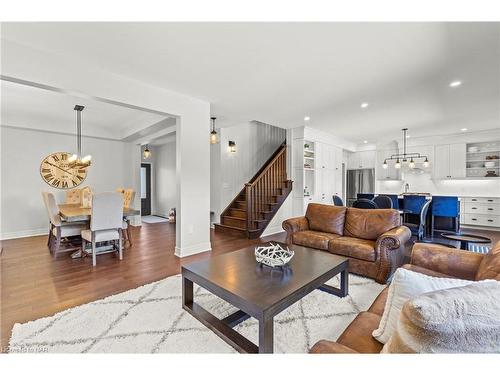 5642 Osprey Avenue, Niagara Falls, ON - Indoor Photo Showing Living Room