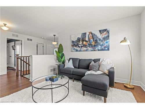 5642 Osprey Avenue, Niagara Falls, ON - Indoor Photo Showing Living Room