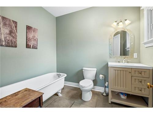 88 Pine Street N, Thorold, ON - Indoor Photo Showing Bathroom