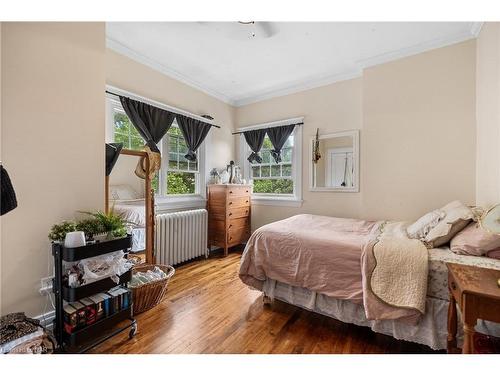 88 Pine Street N, Thorold, ON - Indoor Photo Showing Bedroom