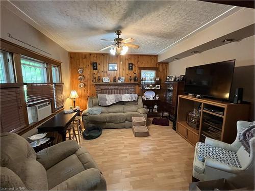 246 Kent Street, Port Colborne, ON - Indoor Photo Showing Living Room