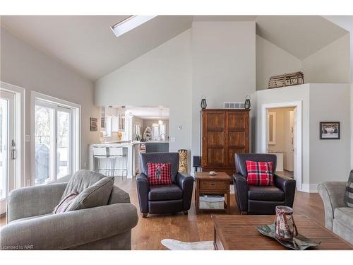 2301 Staniland Park Road, Ridgeway, ON - Indoor Photo Showing Living Room