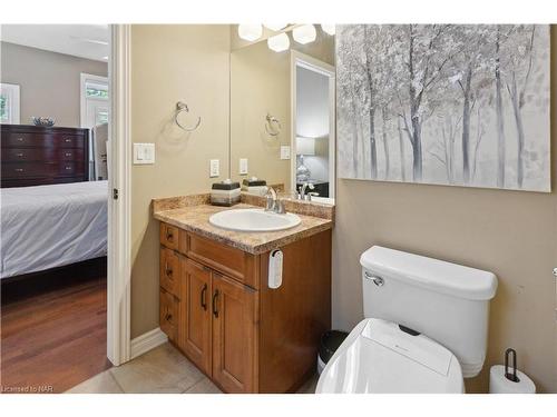 32 Pinot Trail, Niagara-On-The-Lake, ON - Indoor Photo Showing Bathroom