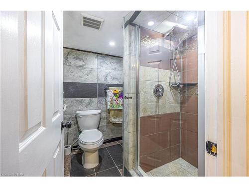 5060 Ontario Avenue, Niagara Falls, ON - Indoor Photo Showing Bathroom