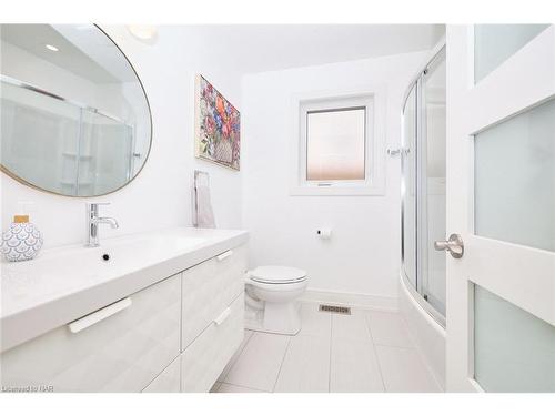 8868 Sodom Road, Niagara Falls, ON - Indoor Photo Showing Bathroom