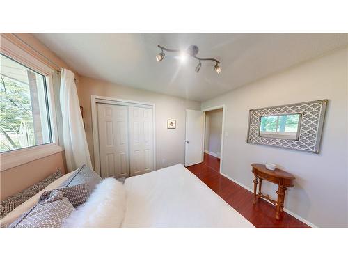 3197 Ninth Street, St. Catharines, ON - Indoor Photo Showing Bedroom