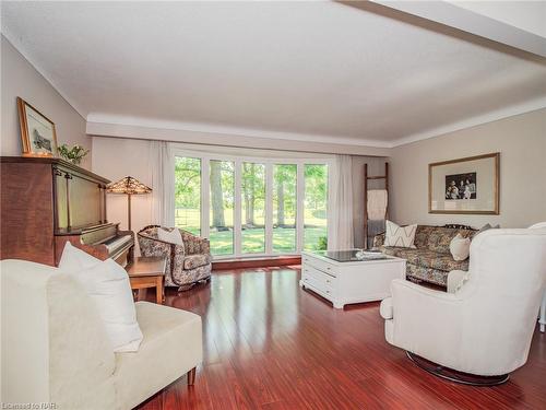 3197 Ninth Street, St. Catharines, ON - Indoor Photo Showing Living Room