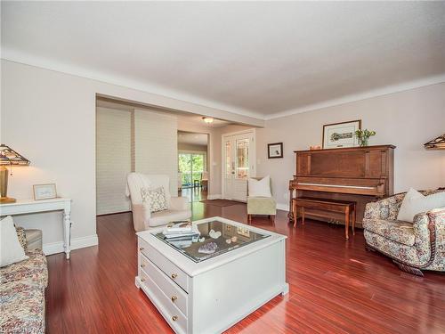 3197 Ninth Street, St. Catharines, ON - Indoor Photo Showing Living Room