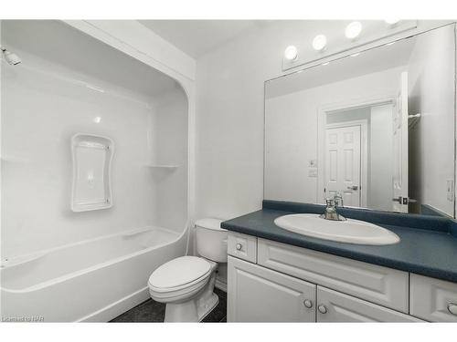353 South Pelham Road, Welland, ON - Indoor Photo Showing Bathroom