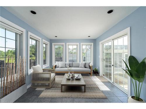 353 South Pelham Road, Welland, ON - Indoor Photo Showing Living Room