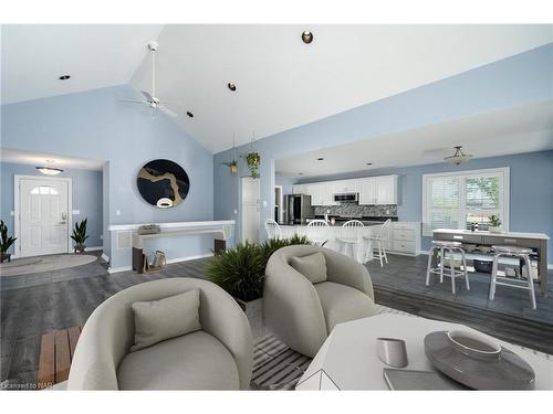 353 South Pelham Road, Welland, ON - Indoor Photo Showing Living Room