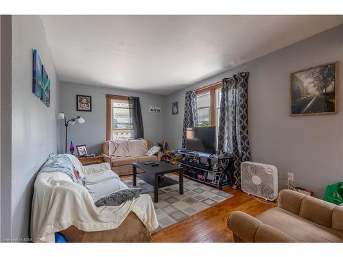 147 Bell Street, Port Colborne, ON - Indoor Photo Showing Living Room