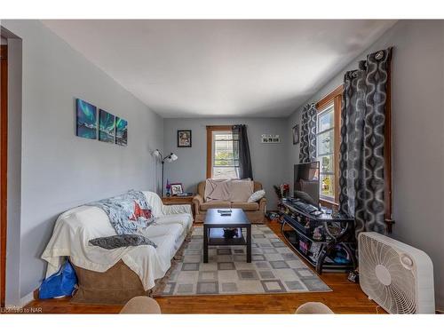 147 Bell Street, Port Colborne, ON - Indoor Photo Showing Living Room