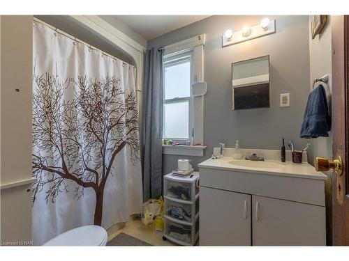 147 Bell Street, Port Colborne, ON - Indoor Photo Showing Bathroom