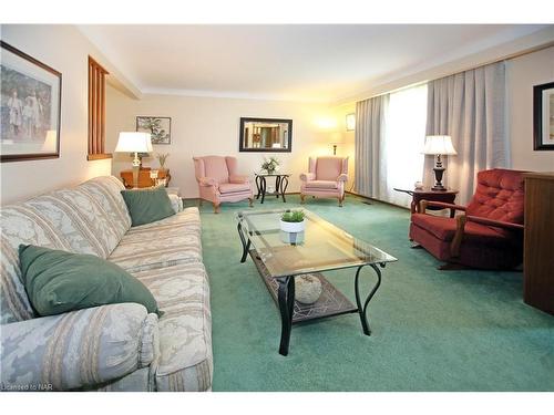 44 Haun Road, Crystal Beach, ON - Indoor Photo Showing Living Room