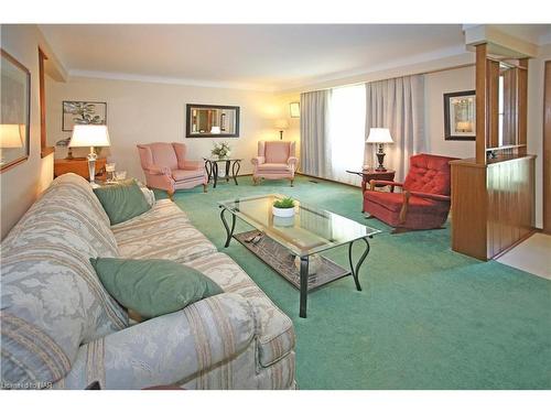 44 Haun Road, Crystal Beach, ON - Indoor Photo Showing Living Room