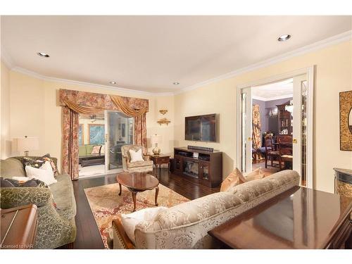 1110 Centre Street, Fenwick, ON - Indoor Photo Showing Living Room