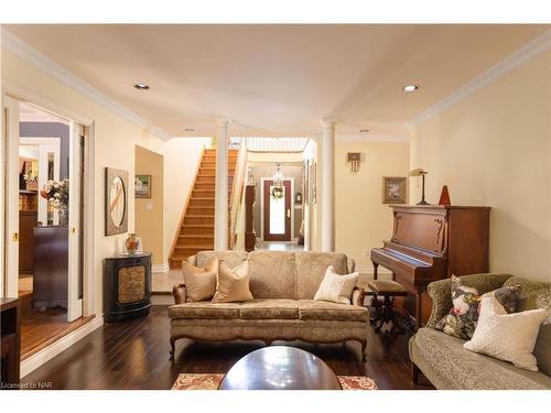 1110 Centre Street, Fenwick, ON - Indoor Photo Showing Living Room