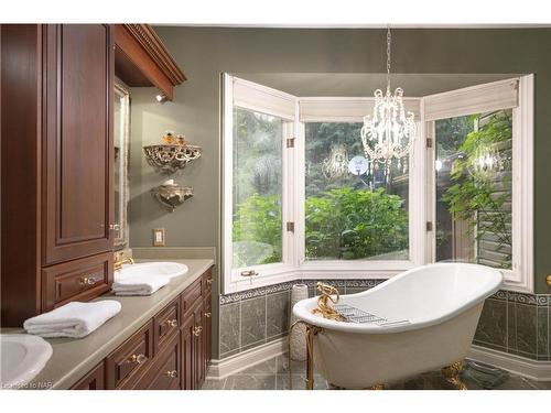 1110 Centre Street, Fenwick, ON - Indoor Photo Showing Bathroom