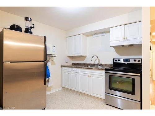 1110 Centre Street, Fenwick, ON - Indoor Photo Showing Kitchen