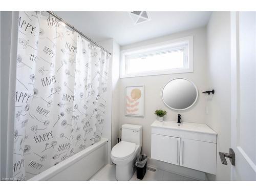 313-6065 Mcleod Road, Niagara Falls, ON - Indoor Photo Showing Bathroom