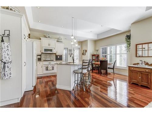 2 Zinfandel Court, Niagara-On-The-Lake, ON - Indoor Photo Showing Kitchen