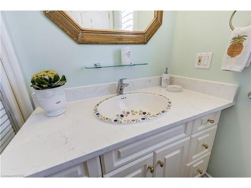 2 Zinfandel Court, Niagara-On-The-Lake, ON - Indoor Photo Showing Bathroom