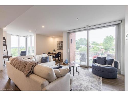 309-57 Lakeport Road, St. Catharines, ON - Indoor Photo Showing Living Room