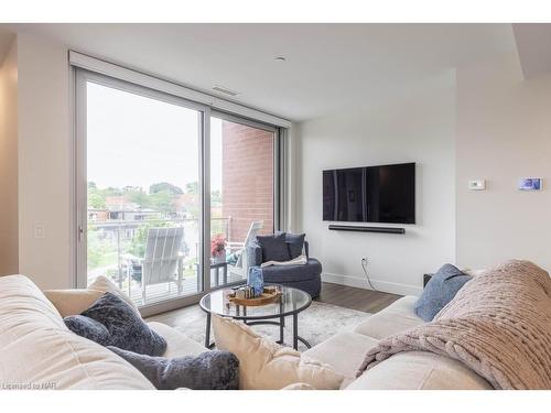 309-57 Lakeport Road, St. Catharines, ON - Indoor Photo Showing Living Room