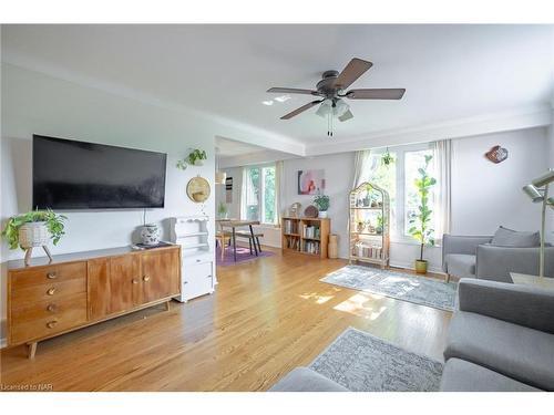 47 Gaspare Drive, Port Colborne, ON - Indoor Photo Showing Living Room