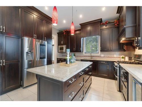 6520 Richard Crescent, Niagara Falls, ON - Indoor Photo Showing Kitchen With Upgraded Kitchen