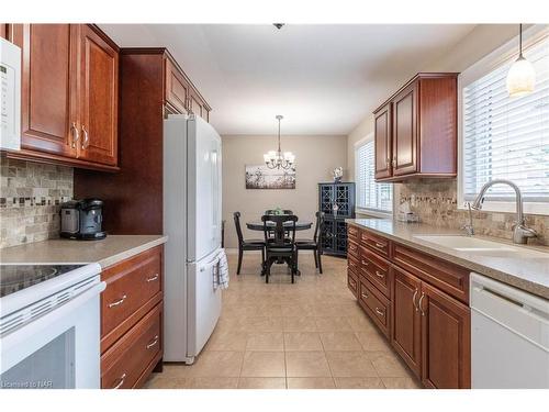 4144 Odessa Court, Niagara Falls, ON - Indoor Photo Showing Kitchen