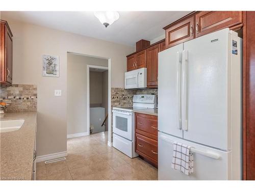 4144 Odessa Court, Niagara Falls, ON - Indoor Photo Showing Kitchen