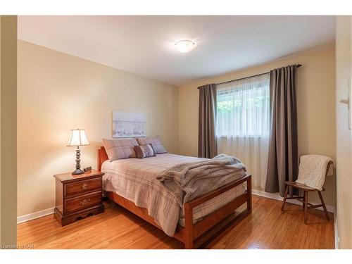 4144 Odessa Court, Niagara Falls, ON - Indoor Photo Showing Bedroom