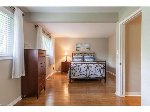 4144 Odessa Court, Niagara Falls, ON - Indoor Photo Showing Bedroom