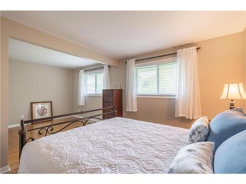 4144 Odessa Court, Niagara Falls, ON - Indoor Photo Showing Bedroom