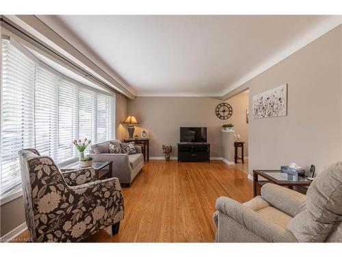 4144 Odessa Court, Niagara Falls, ON - Indoor Photo Showing Living Room