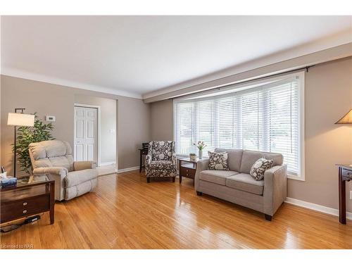 4144 Odessa Court, Niagara Falls, ON - Indoor Photo Showing Living Room