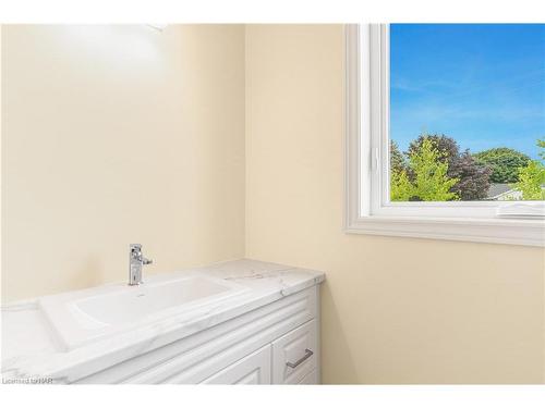 201 Hodgkins Avenue Avenue, Thorold, ON - Indoor Photo Showing Bathroom