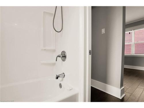4830 Ontario Avenue, Niagara Falls, ON - Indoor Photo Showing Bathroom