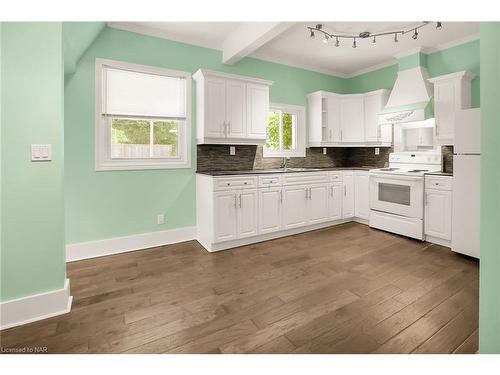 4830 Ontario Avenue, Niagara Falls, ON - Indoor Photo Showing Kitchen