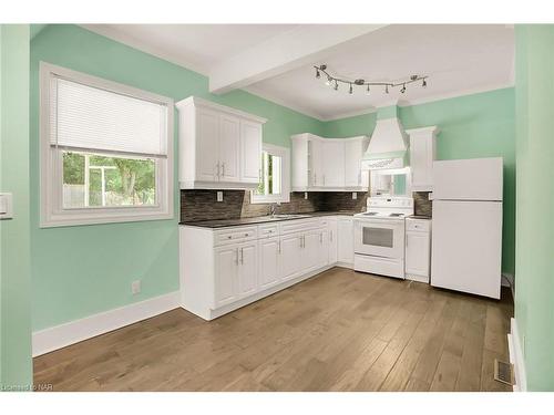 4830 Ontario Avenue, Niagara Falls, ON - Indoor Photo Showing Kitchen