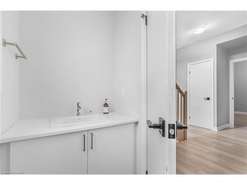 186 Hodgkins Avenue Avenue, Thorold, ON - Indoor Photo Showing Bathroom