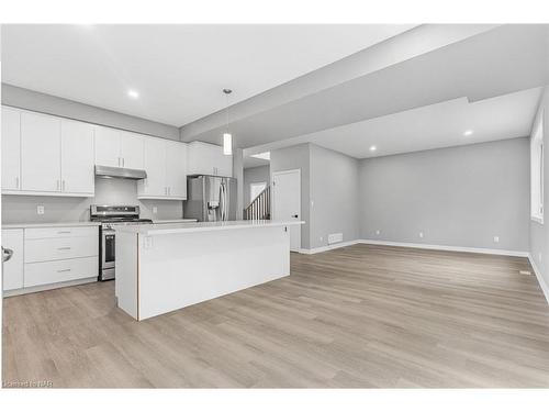 186 Hodgkins Avenue Avenue, Thorold, ON - Indoor Photo Showing Kitchen