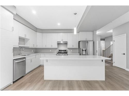 186 Hodgkins Avenue Avenue, Thorold, ON - Indoor Photo Showing Kitchen With Upgraded Kitchen